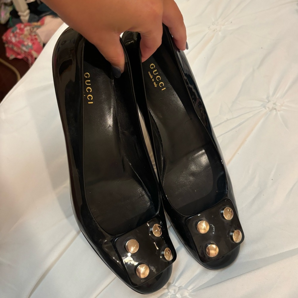 VINTAGE GUCCI patent leather pumps in black with gold studs